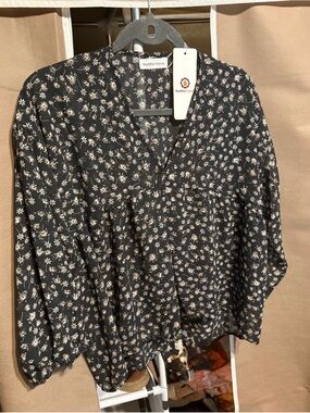 Lucky Brand Black Floral V-Neck Peasant Top